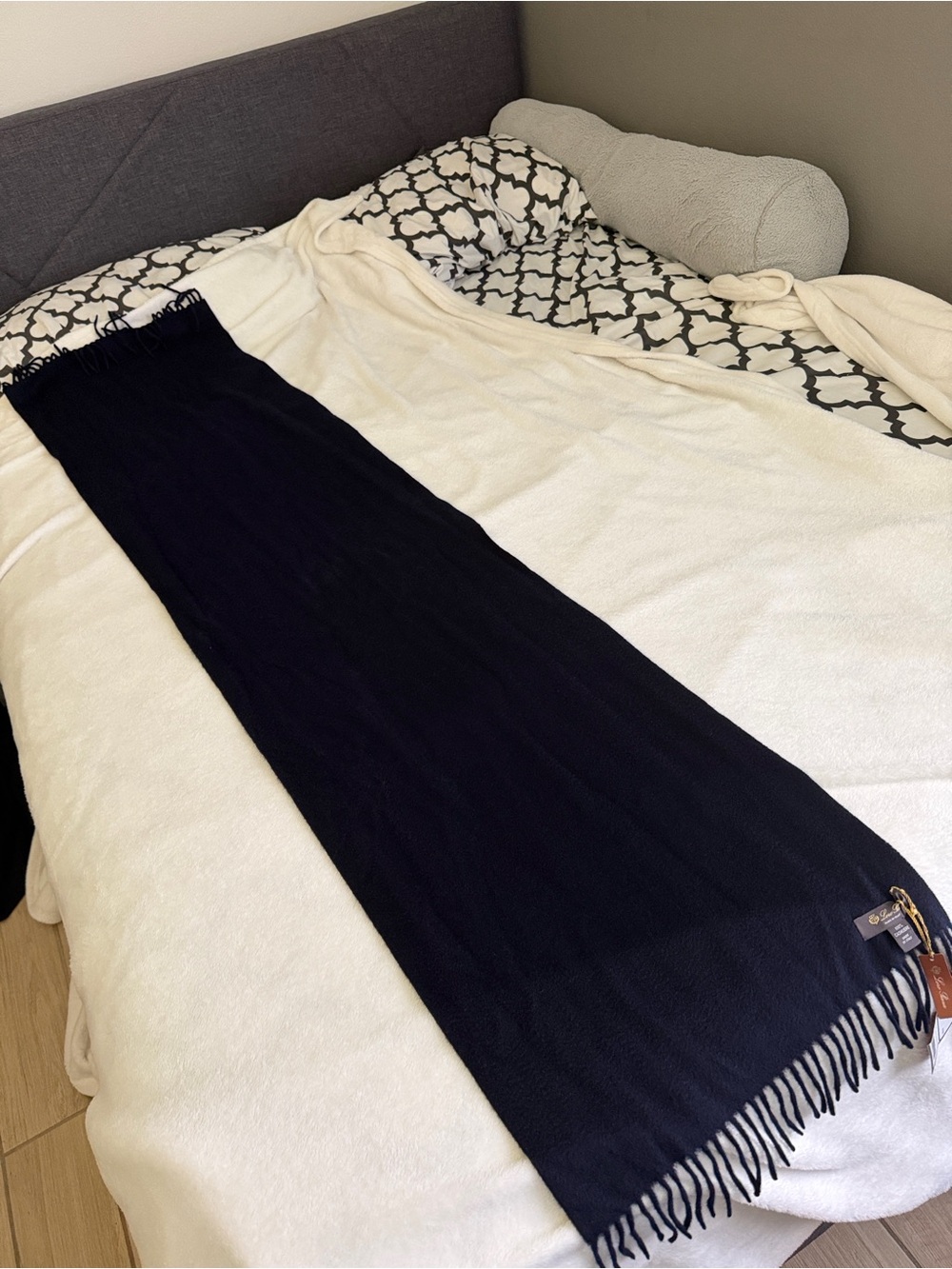 Loro Piana 100% Cashmere Scarf Navy Blue Made in Italy NWT (New With Tags)